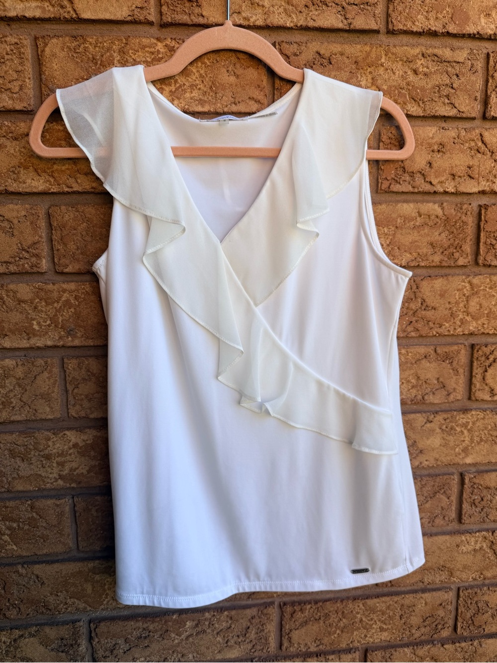 π«4/$25 β’ Calvin Klein V-Neck Sleeveless Ruffle Blouse